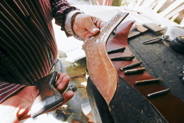 Cuero, hierro y barro transformados en artesanías