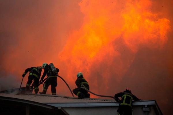 Incendios, saqueos y enfrentamientos en tercera protesta más intensa en Chile contra Piñera (FOTOS)
