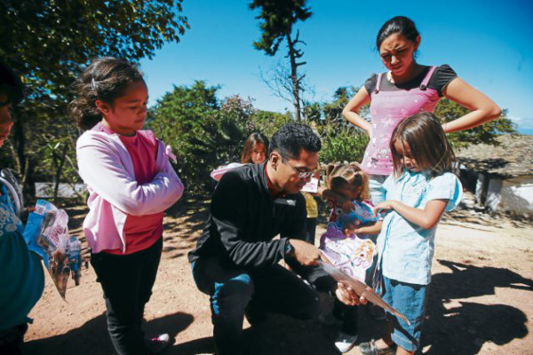 Santa no olvidó a sus niños de Azacualpa y Santa Elena
