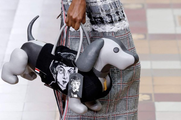 Los extravagantes modelos del desfile de moda otoño-invierno 2019 en Paris