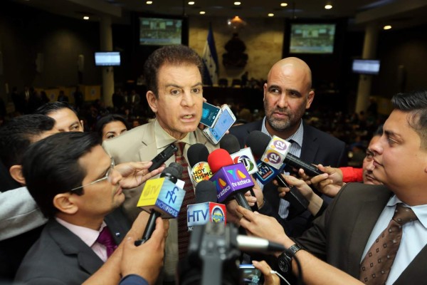 Fuerte pleito entre Esdras y Salvador Nasralla durante votación