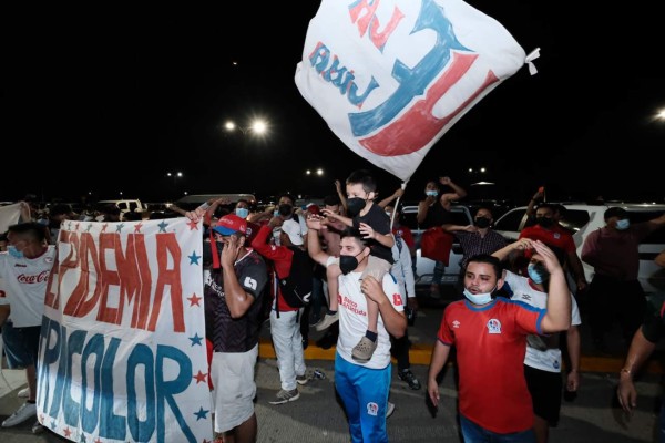 Locura desató Olimpia al arribar al aeropuerto Ramón Villeda Morales  