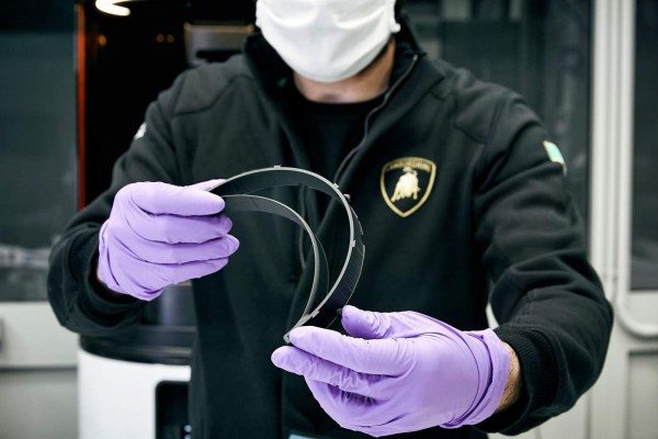FOTOS: Lamborghini ahora también produce máscaras y viseras para médicos