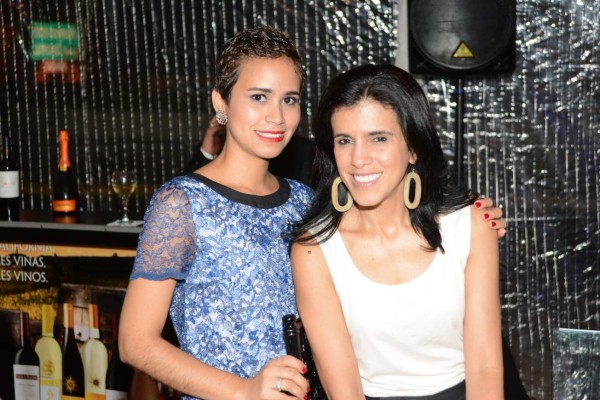 Elegante coctel por apertura de Rosa Clará