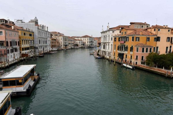 Lugares célebres desiertos de gente muestran impacto del coronavirus