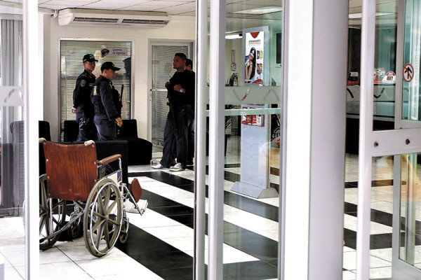 En silla de ruedas entró a asaltar banco en Honduras