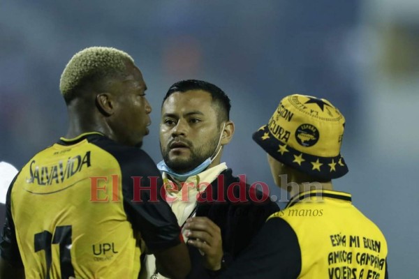 Tristeza y decepción en los rostros de los españolistas tras perder la final (FOTOS)