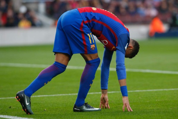 Neymar sufre una sobrecarga en la pierna derecha
