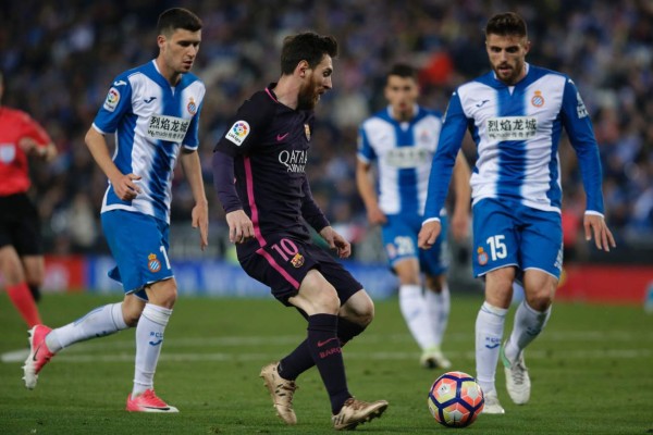 El Barcelona gana el derbi al Espanyol con doblete de Suárez y sigue líder