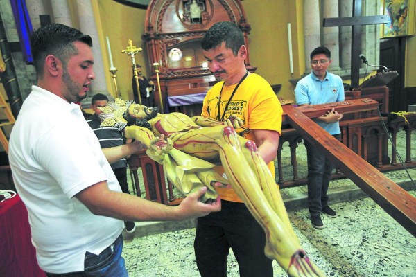 Caballeros del Santo Entierro listos para una lección de amor