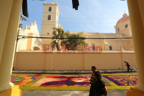 Color y tradición, las alfombras de aserrín que engalanan la Semana Santa (FOTOS)