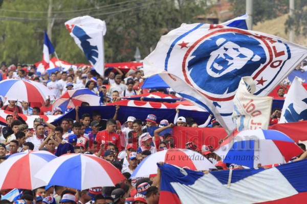 FOTOS: La espectacular llegada de la Ultra Fiel al Nacional