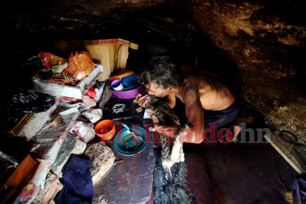 FOTOS: Una oscura y húmeda cueva, la 'casa' de un zapatero hondureño