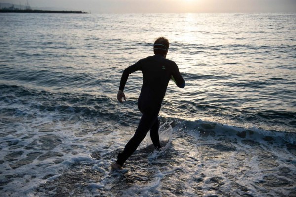 FOTOS: En Barcelona madrugan para nadar y hacer deporte en tiempos de pandemia