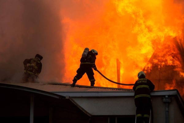 Incendios, saqueos y enfrentamientos en tercera protesta más intensa en Chile contra Piñera (FOTOS)