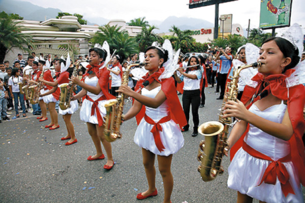 Explotó el carnaval en la Feria Juniana