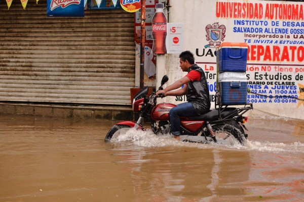 El huracán Max toca tierra en la costa del Pacífico mexicano
