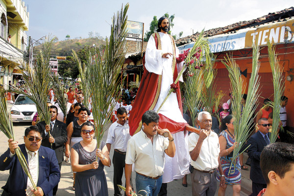 Fieles abarrotan Danlí el Domingo de Ramos