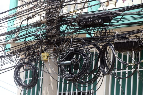 El Distrito Central, cada vez más enredado en marañas de cables