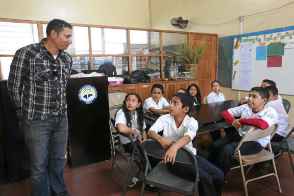 Escolares aprenden a elaborar abono orgánico