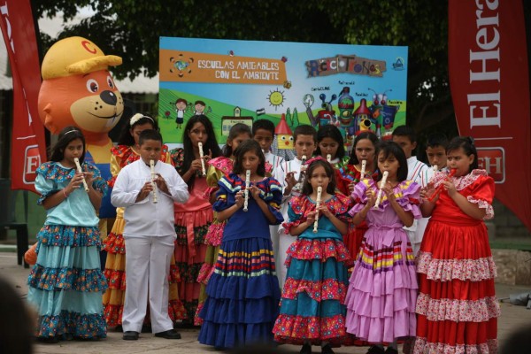 Niños brillan con su talento en lanzamiento de campaña