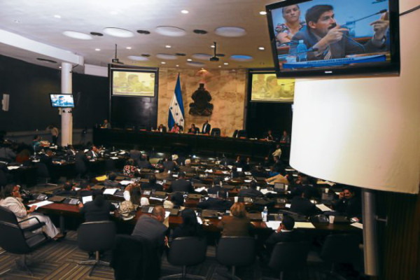 Crece la oposición en contra de más tributos