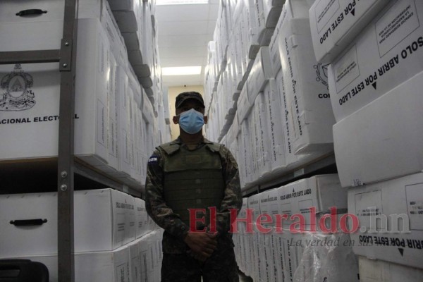 Así avanza el proceso de preparación de maletas electorales en el Centro Logístico Electoral (Fotos)