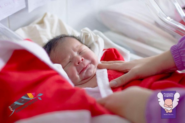 Bebés reciben amor en el Hospital Materno Infantil