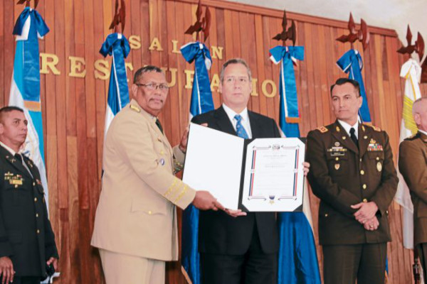 Ministro de Defensa de Honduras recibe condecoración sin permiso del Congreso