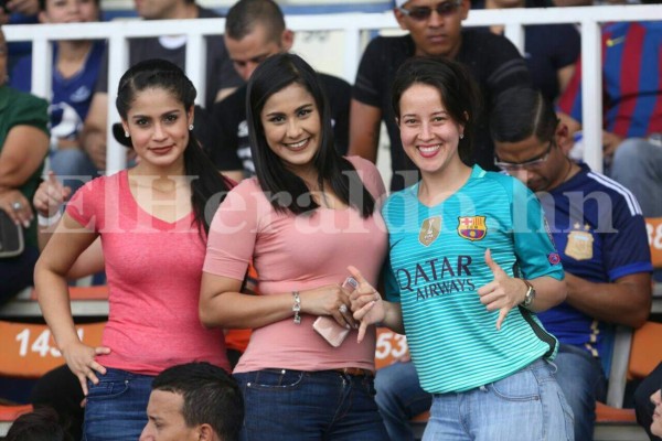 Las hondureñas presumen su despampante belleza en el juego de Ronaldinho