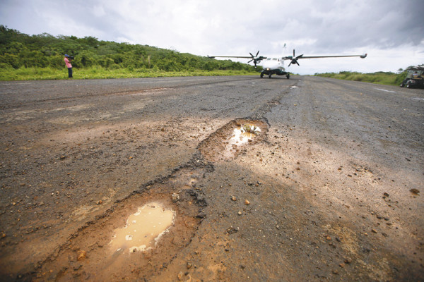 Pista destrozada en Utila pone en riesgo vida de turistas