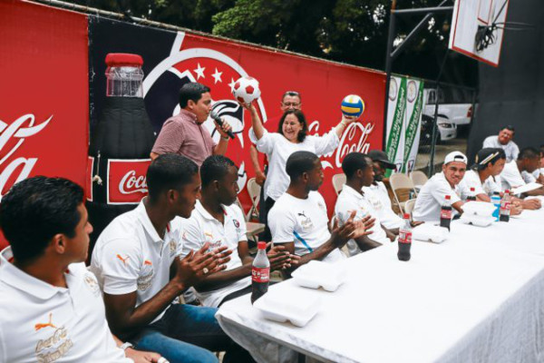 Olimpia motiva a estudiantes a jugar fútbol