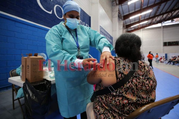 FOTOS: Tercer día consecutivo de inmensas filas por jornada de vacunación en la capital