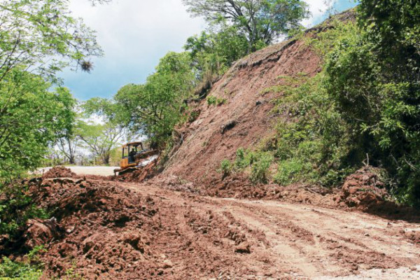 Lluvias destruyen carretera de Teupasenti