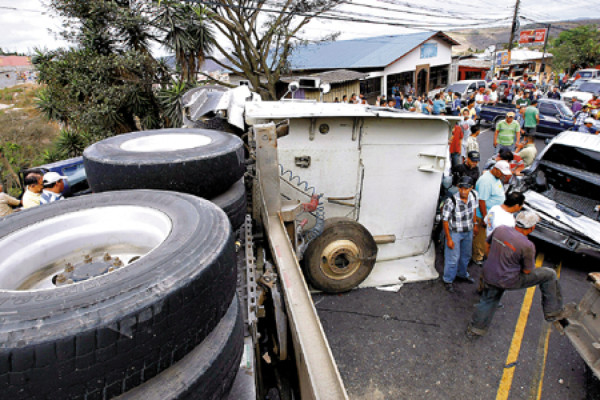 De milagro se salvan de morir en volcamiento de contenedor en la carretera al sur de Honduras