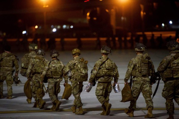 En esta imagen del miércoles 1 de enero de 2020, soldados del Ejército de Estados Unidos de la Compañía Aérea 82, abordan una aeronave C-17 en Fort Bragg, Carolina del Norte, para su despliegue en Medio Oriente. (Melissa Sue Gerrits/The Fayetteville Observer via AP, Archivo)