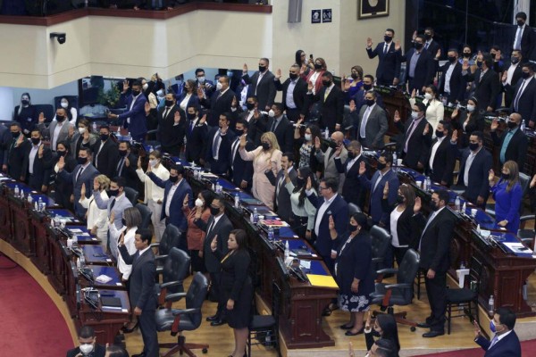 Los parlamentarios de El Salvador aceptaron con 64 votos a favor, 19 en contra y un ausente destituir a los magistrados de la Sala de lo Constitucional de la CSJ. Foto AP
