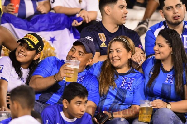 FOTOS: Hermosas chicas presentes en el Olímpico para apoyar a la H ante Chile
