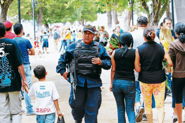 Capitalinos abarrotan cementerios en Día de Difuntos