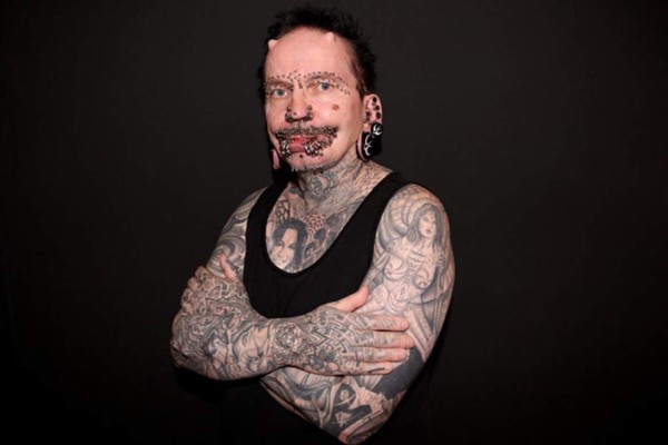 Dubái niega entrada al hombre con más piercings en el mundo