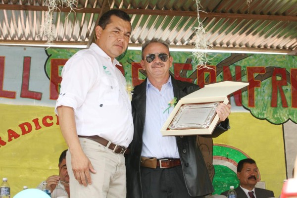 Autoridades de la Villa de San Francisco condecoran al fotógrafo Efraín Salgado