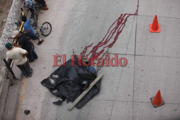 Dolorosas imágenes del fatal accidente de motocicleta de madre e hijo en el anillo periférico