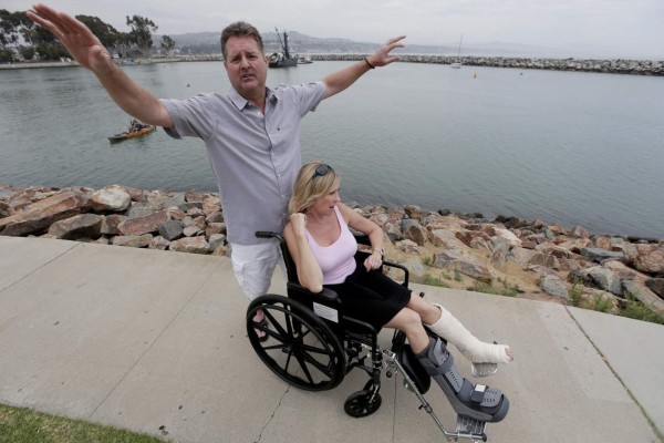 Delfín salta a un bote, hiere a mujer