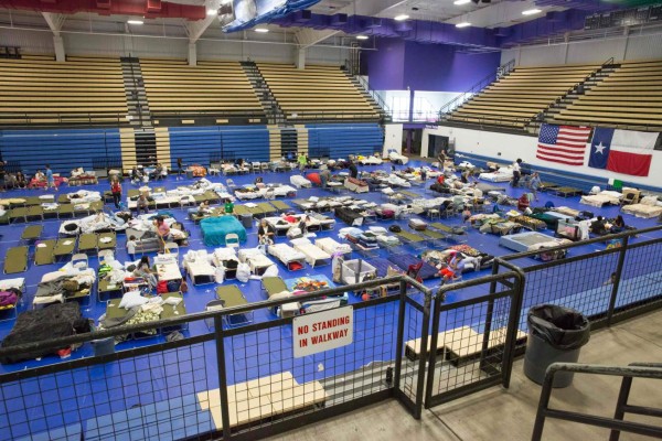 Abarrotados lucen los albergues de Texas tras el paso de Harvey