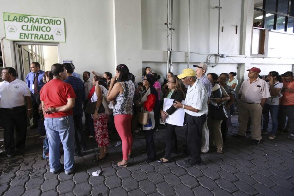 Honduras: Pacientes viven odisea para lograr una cita en el IHSS