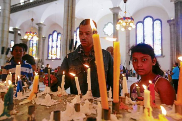 Agradecimiento y fe en el altar de la soberana