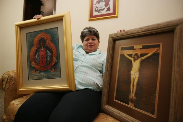 Con hilo y aguja, hondureña plasma su arte