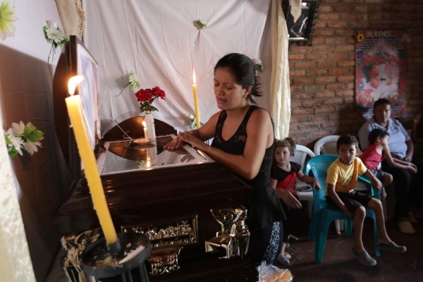 Llanto y plegarias a Dios en vela de obreros que murieron soterrados