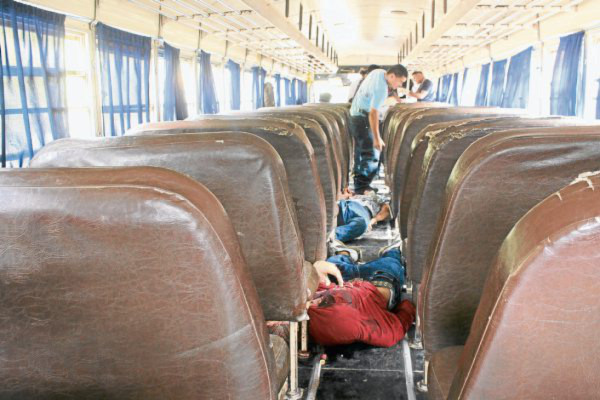 Cuatro muertos y cinco heridos en asalto a autobús