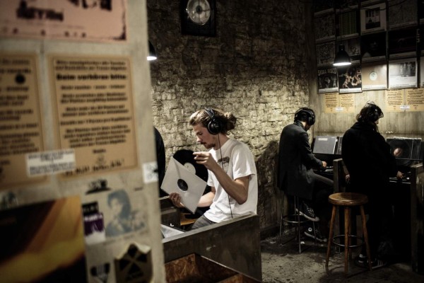 DJ y música electrónica en las ruinas de la ciudad